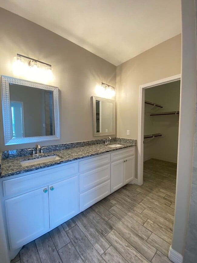 Building Photo - DCR642