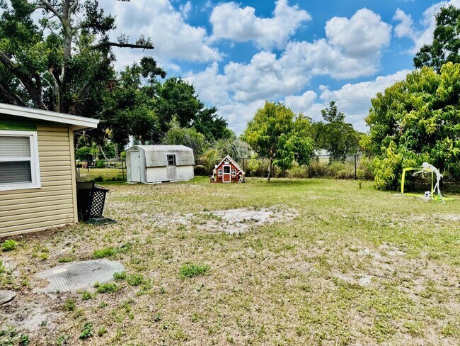 Building Photo - 602 NW Cardinal Dr