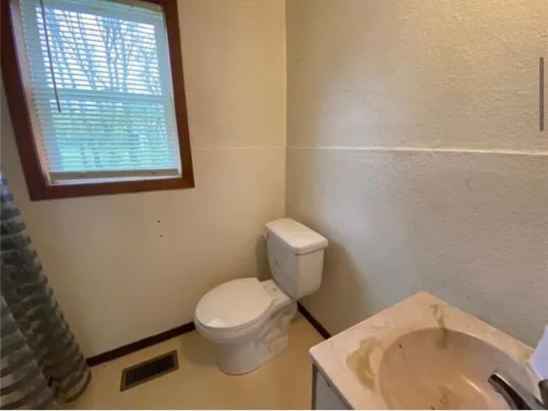 Building Photo - 214 S 4th Ave E