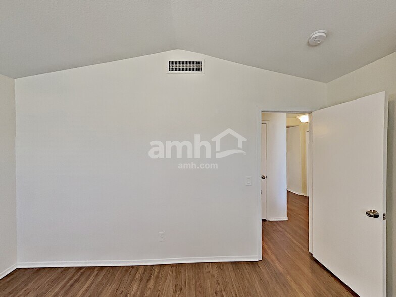 Building Photo - 7547 W Vermont Ave