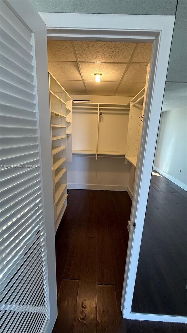 Building Photo - 9800 W Bay Harbor Dr