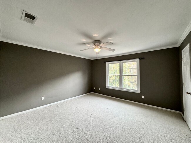 Building Photo - Available 11-14-25! Lakefront Townhome w/2...