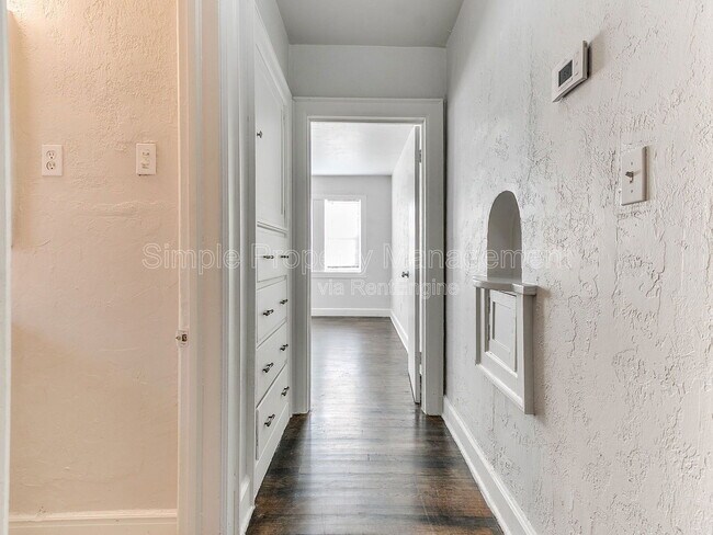 Building Photo - 946 East Dr