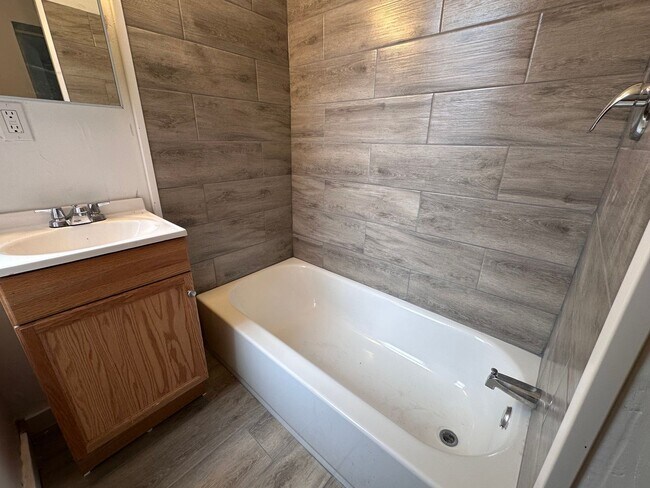 Building Photo - 132 Charles St