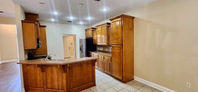 Building Photo - Great Home and Location-Available Now!