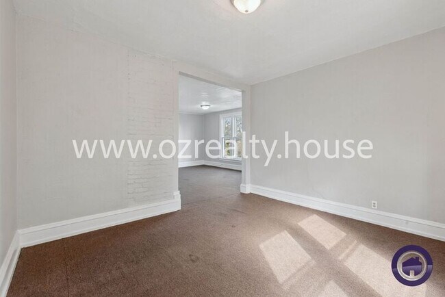 Building Photo - 1016 Mallet St