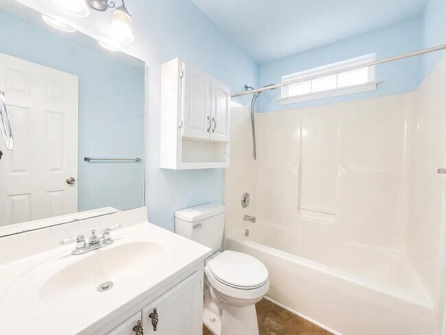 Building Photo - 9 Green Oak Dr