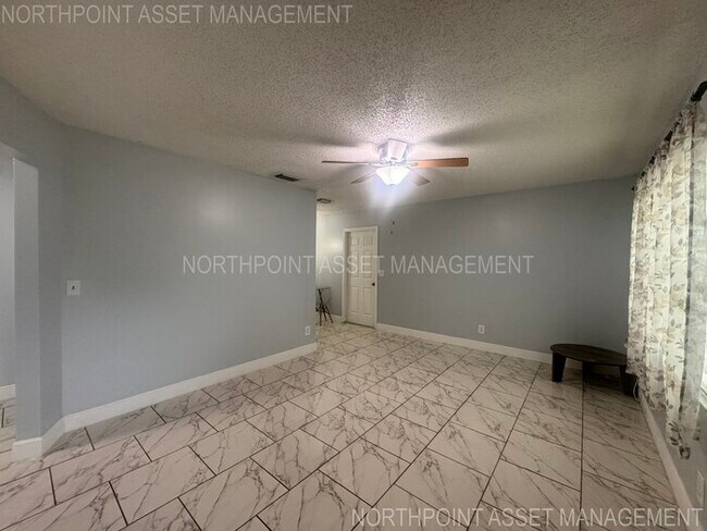 Building Photo - PRICE REDUCED FOR QUICK MOVE IN!! 2-2 Home...