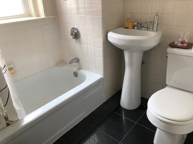 Building Photo - 128 Sewall Ave