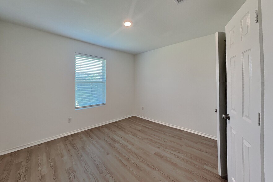 Building Photo - 11106 N Lake Mist Ln