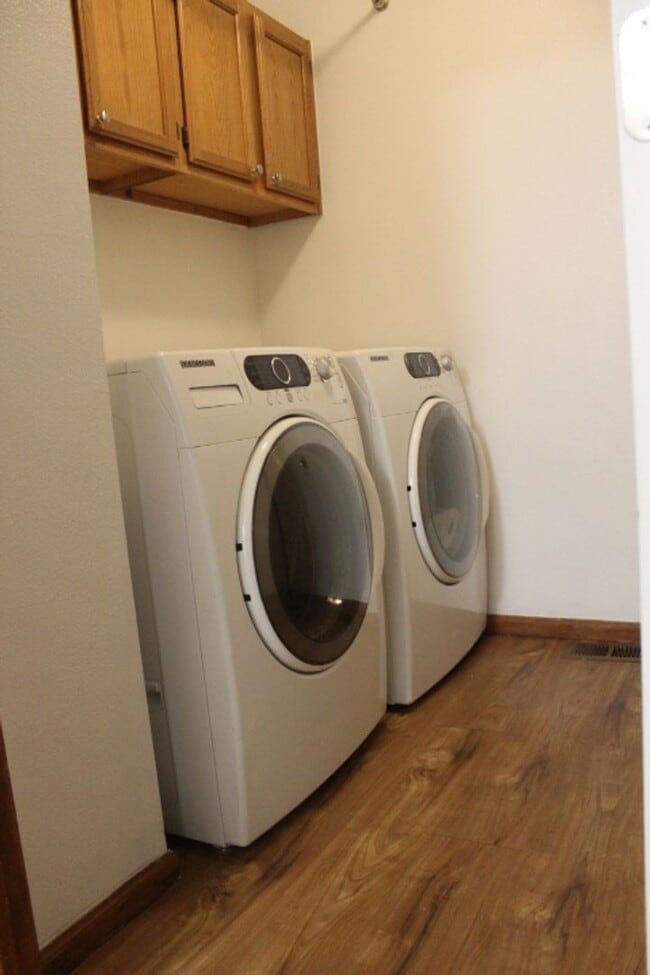 Building Photo - Gorgeous 2 Story End Unit in Lakewood!