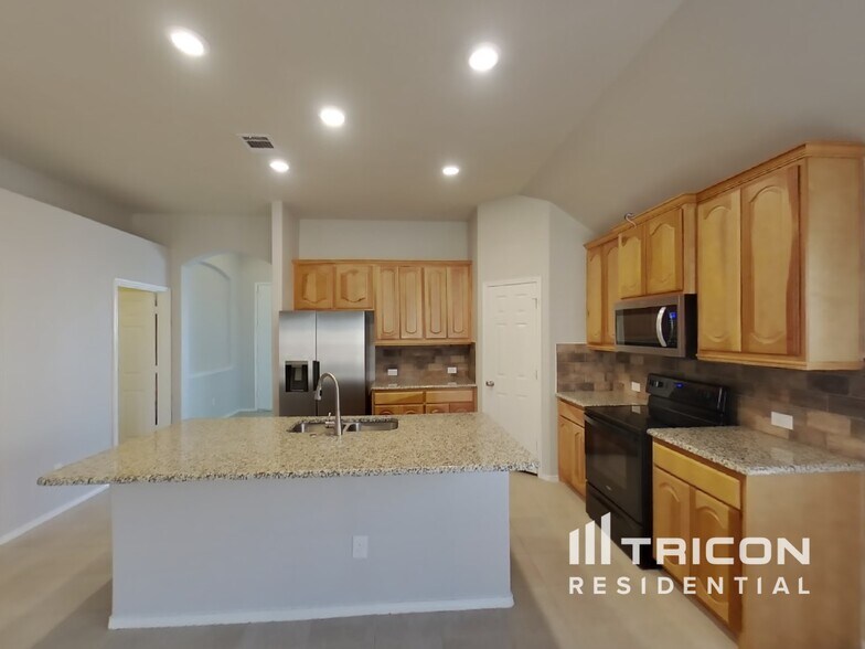 Building Photo - 936 Deer Valley Dr