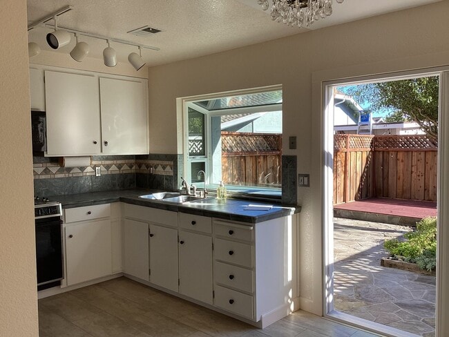 Building Photo - Seacliff Beach!