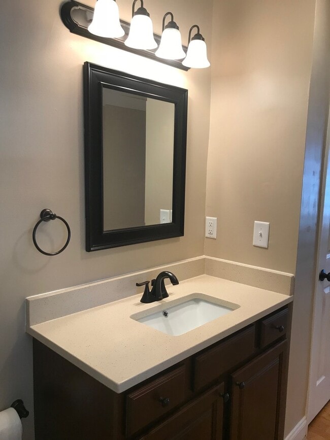 Building Photo - Beautiful 3 Bed 3.5 Bath House