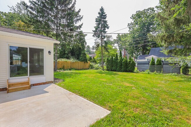 Building Photo - Four bedrooms/2.5 Baths Newly Remodeled Bay Village Home!