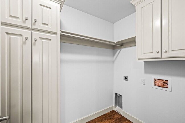Building Photo - Beautifully Updated 3-Bed, 2-Bath, 2-Car Garage Duplex in Prime Lubbock Location!