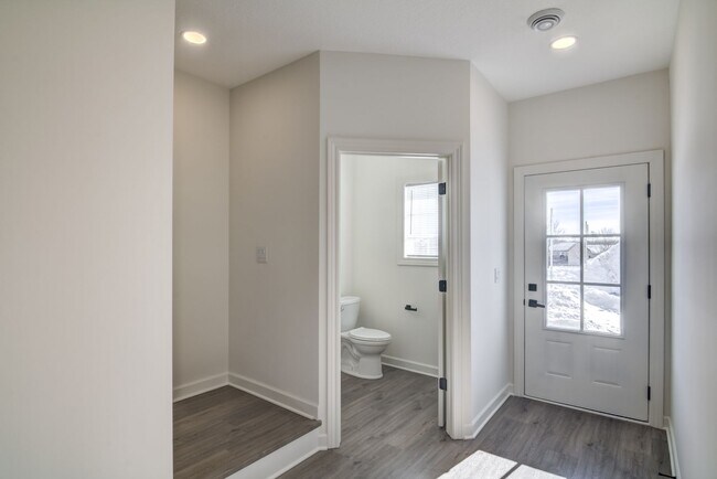 Building Photo - 3 Bedroom Town Home
