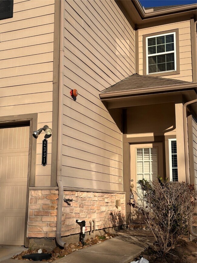 Building Photo - 2331 Bermuda Palms Dr