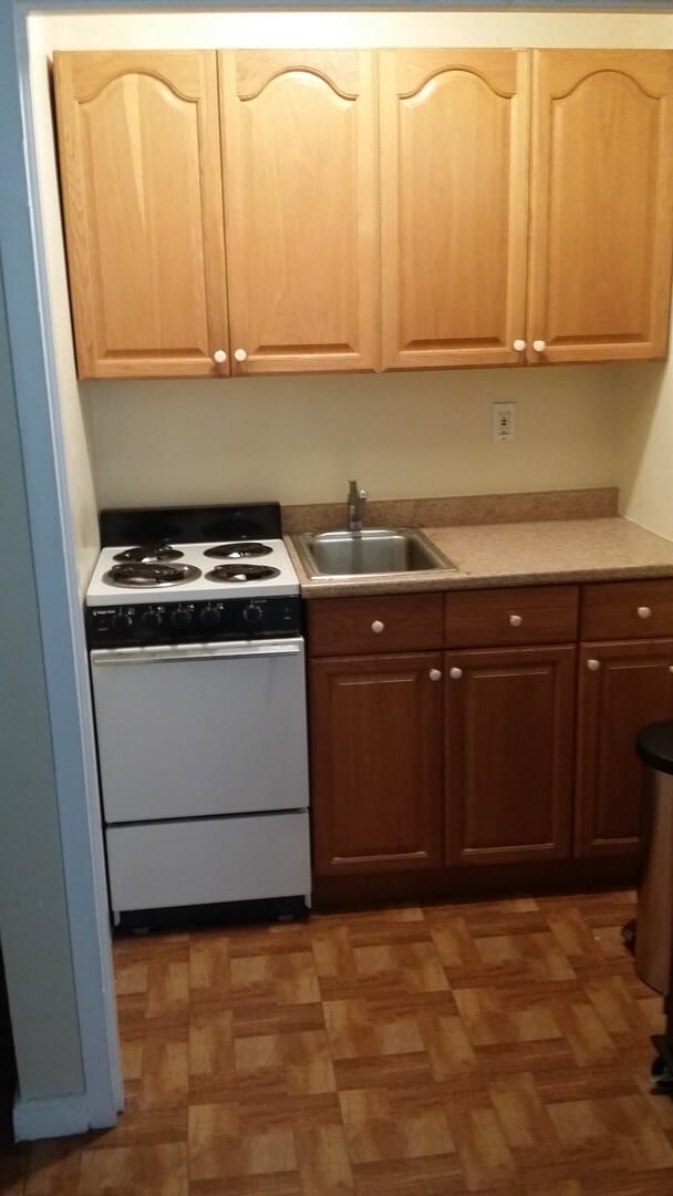 Building Photo - 1 BDRM APARTMENT FOR RENT.