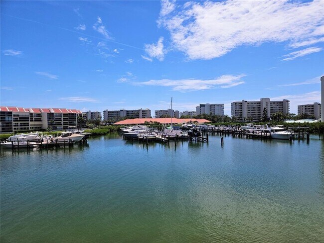 Building Photo - 7600 Sun Island Dr S