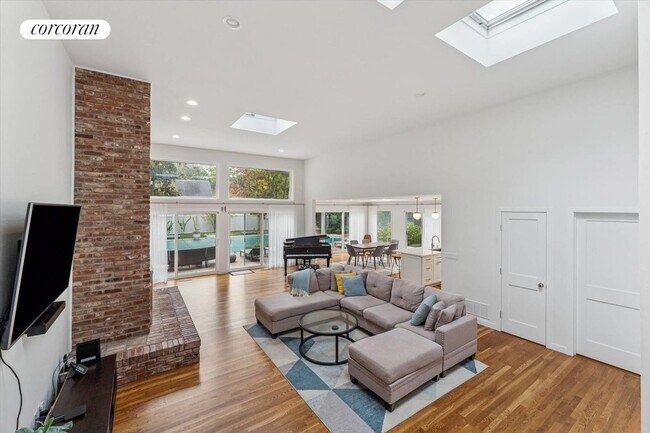 Building Photo - 14 Woodland Ln