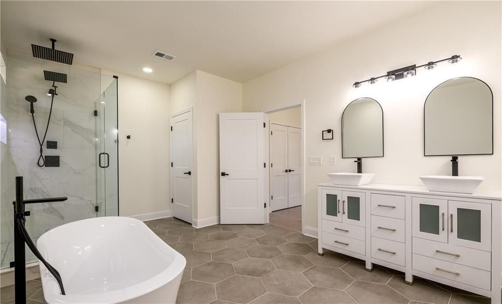 Building Photo - 537 Stillwood Dr