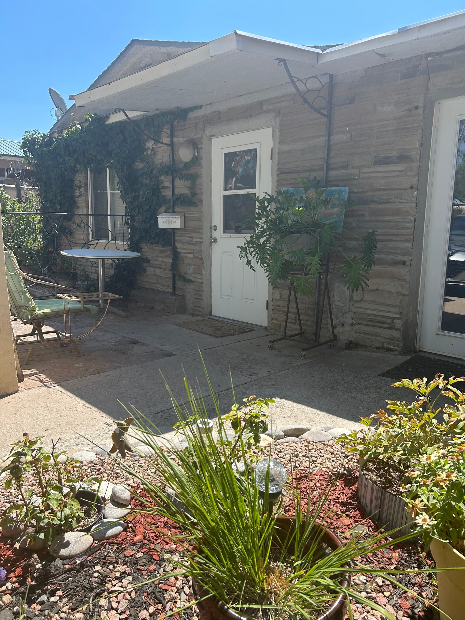 Building Photo - 706 E Fairview Ln