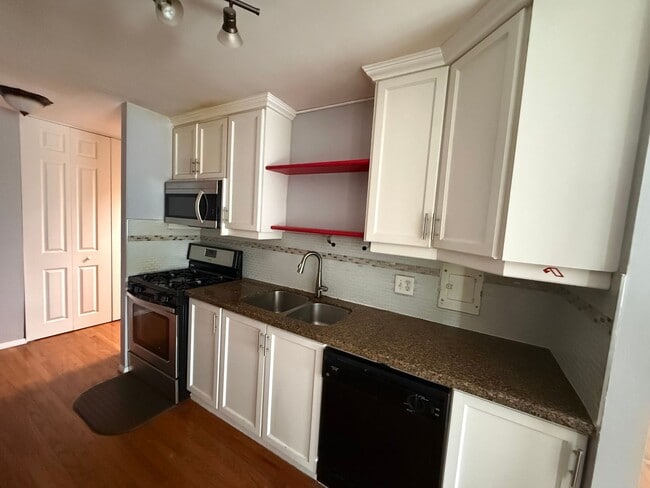 Building Photo - 2 Bedroom, 1.5 Bath, Pet Friendly Gas Heat Outside porch