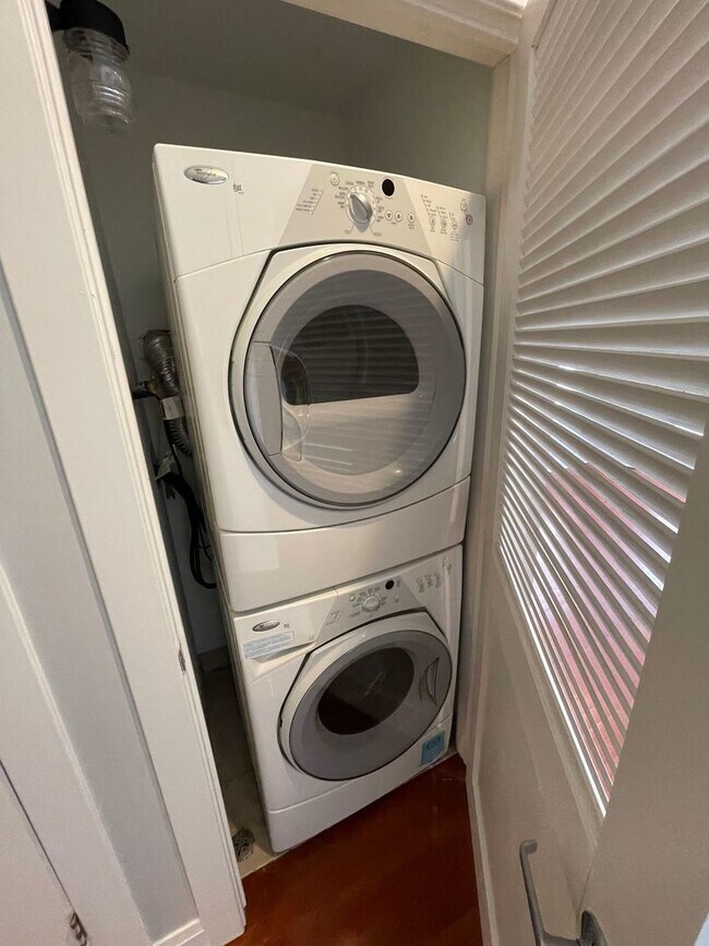 Building Photo - 1448 W Thorndale Ave