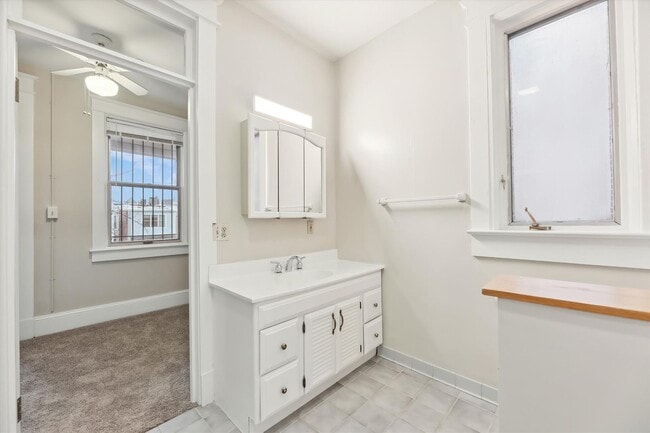 Building Photo - Newly Renovated: 4 Bed 2 Bath on 5th Stree...