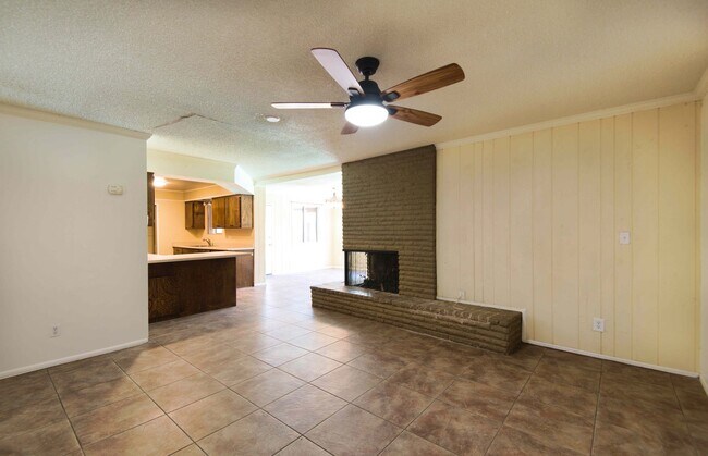 Building Photo - Charming 5-Bedroom Pool Home in Prime Tempe Location