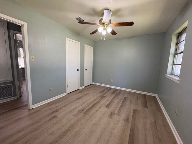 Building Photo - Gorgeous 4 bedroom/1.5 bath house with Central Air & Heat