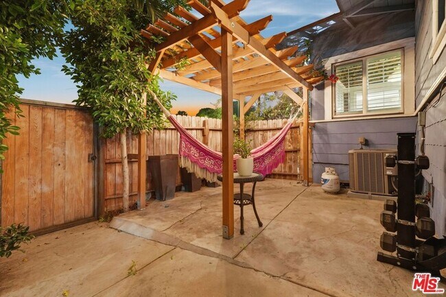 Building Photo - 1458 W 48th St