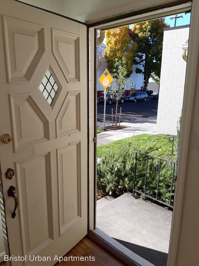 727 NE Schuyler St 727 NE Schuyler St Portland OR 97212 Apartment