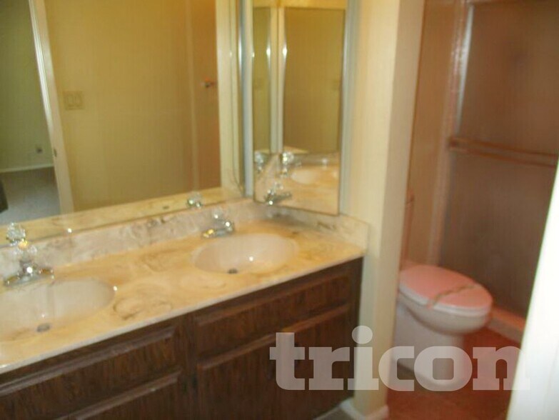 Building Photo - 4323 W Poinsettia Dr