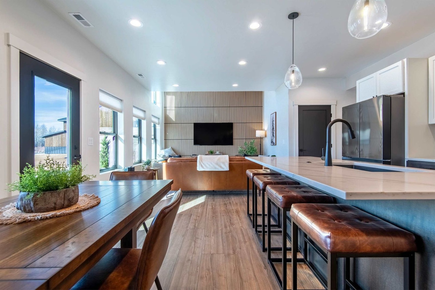 Building Photo - 690 Stone Peak Lp