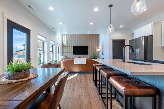 Building Photo - 690 Stone Peak Lp