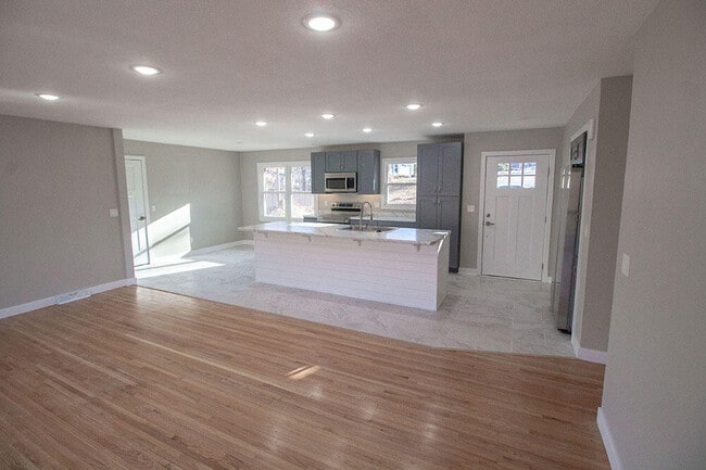 Building Photo - 715 Bluffdale Dr