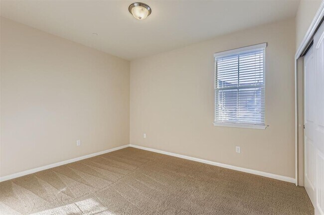 Building Photo - 2880 Donnell Dr