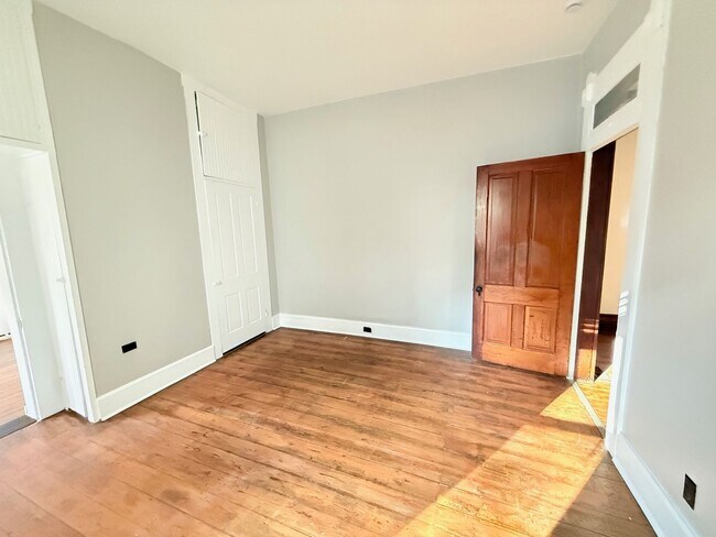 Building Photo - 1603 E Oak St