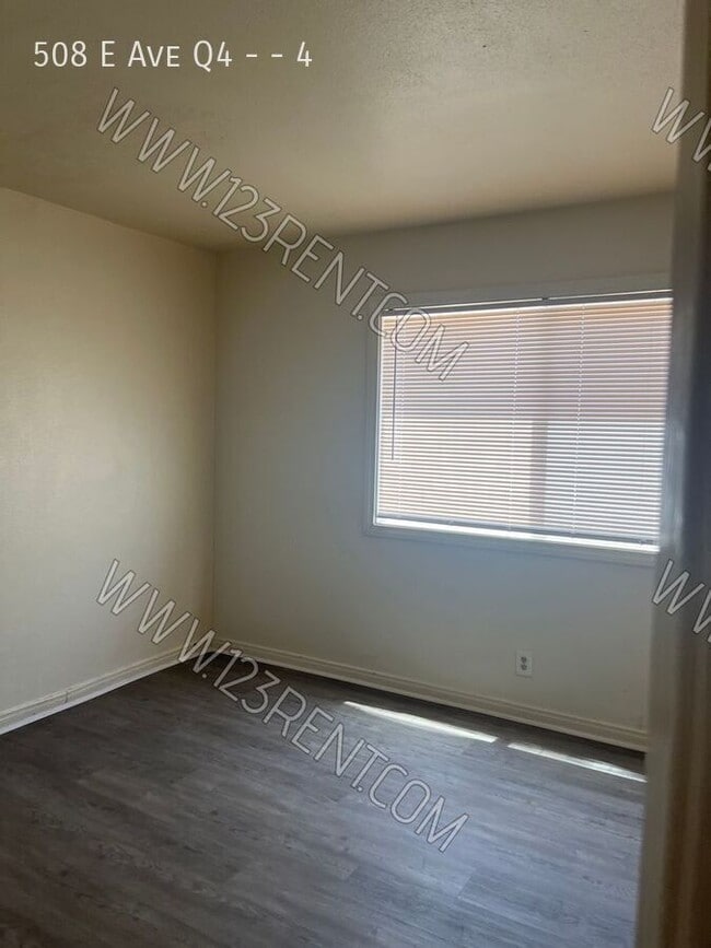 Building Photo - 508 E Ave Q4