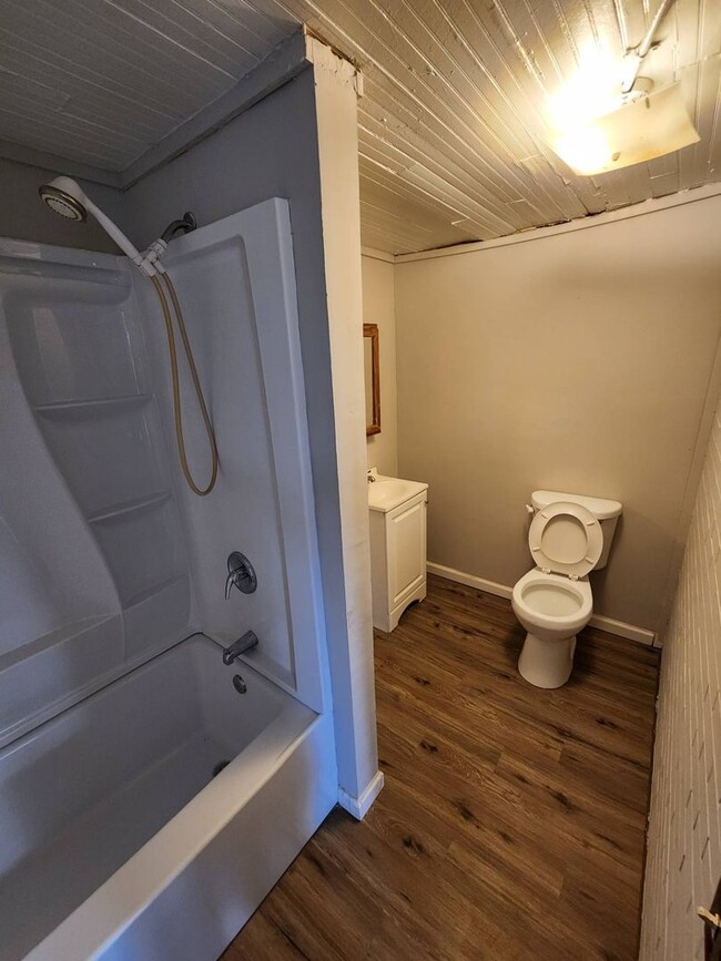 Building Photo - Charming 4-Bedroom Property in Prime Location (SECTION 8 VOUCHERS ACCEPTED)