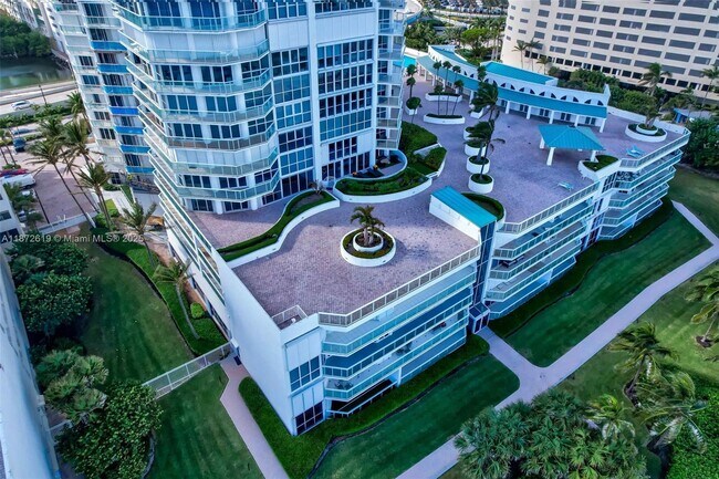 Building Photo - 16485 Collins Ave