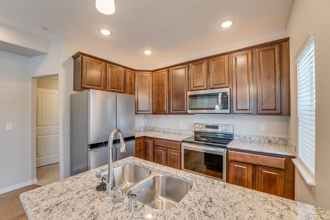 Building Photo - Stunning 3 Bedroom 2 Bathroom townhome in Fort Collins!