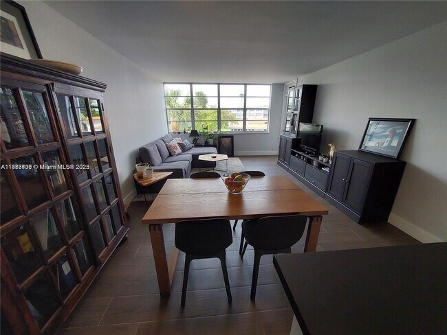 Building Photo - 2741 Taft St