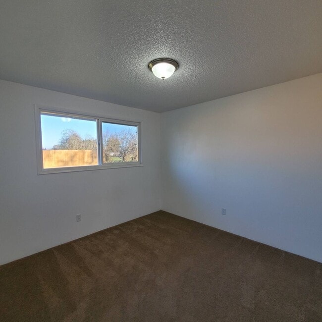 Building Photo - Cozy 2 Bed, 1 Bath duplex with large yard - Won't Last Long!