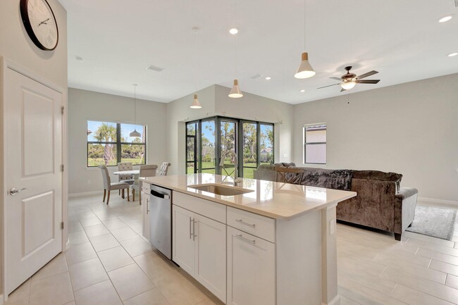 Building Photo - 357 SE Filoli Dr