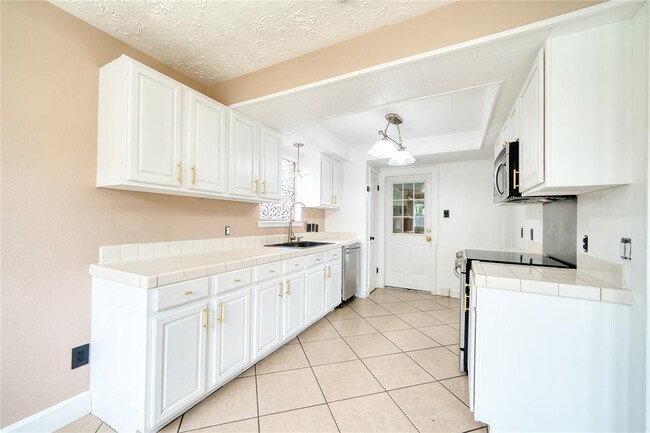 Building Photo - 1323 Oakengates Dr