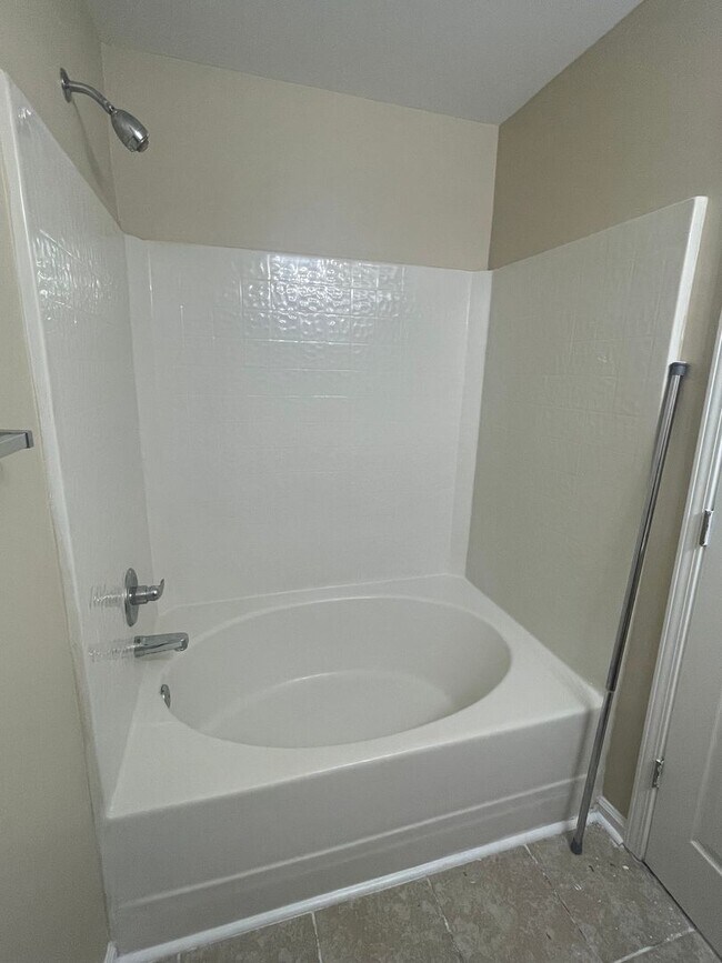 Building Photo - This cozy 3 bed 2 bath ranch home is on a corner lot in the Todd Park neighborhood
