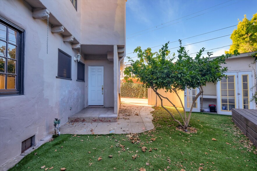 Building Photo - 366 S Crescent Heights Blvd